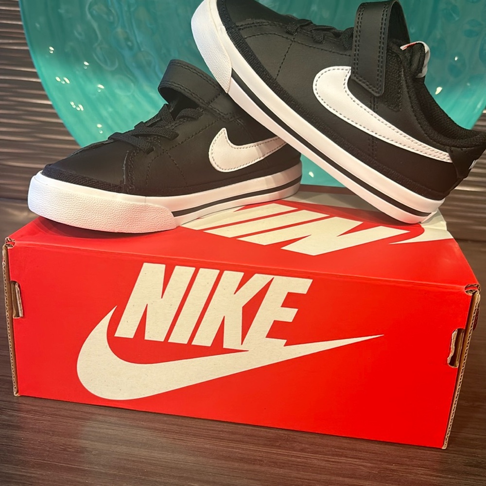 Black 10c Nike Court Legacy